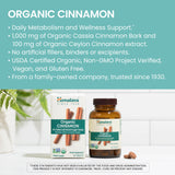 Himalaya cápsula en mano para comparar tamaño y comodidad de consumo