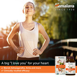Himalaya HeartCare cápsulas en mano indicando dosificación y uso práctico