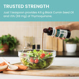 Himalaya aceite vertido en aderezo de ensalada para uso práctico