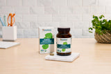 Himalaya hoja de Gotu Kola fresca junto al frasco evocando origen botánico