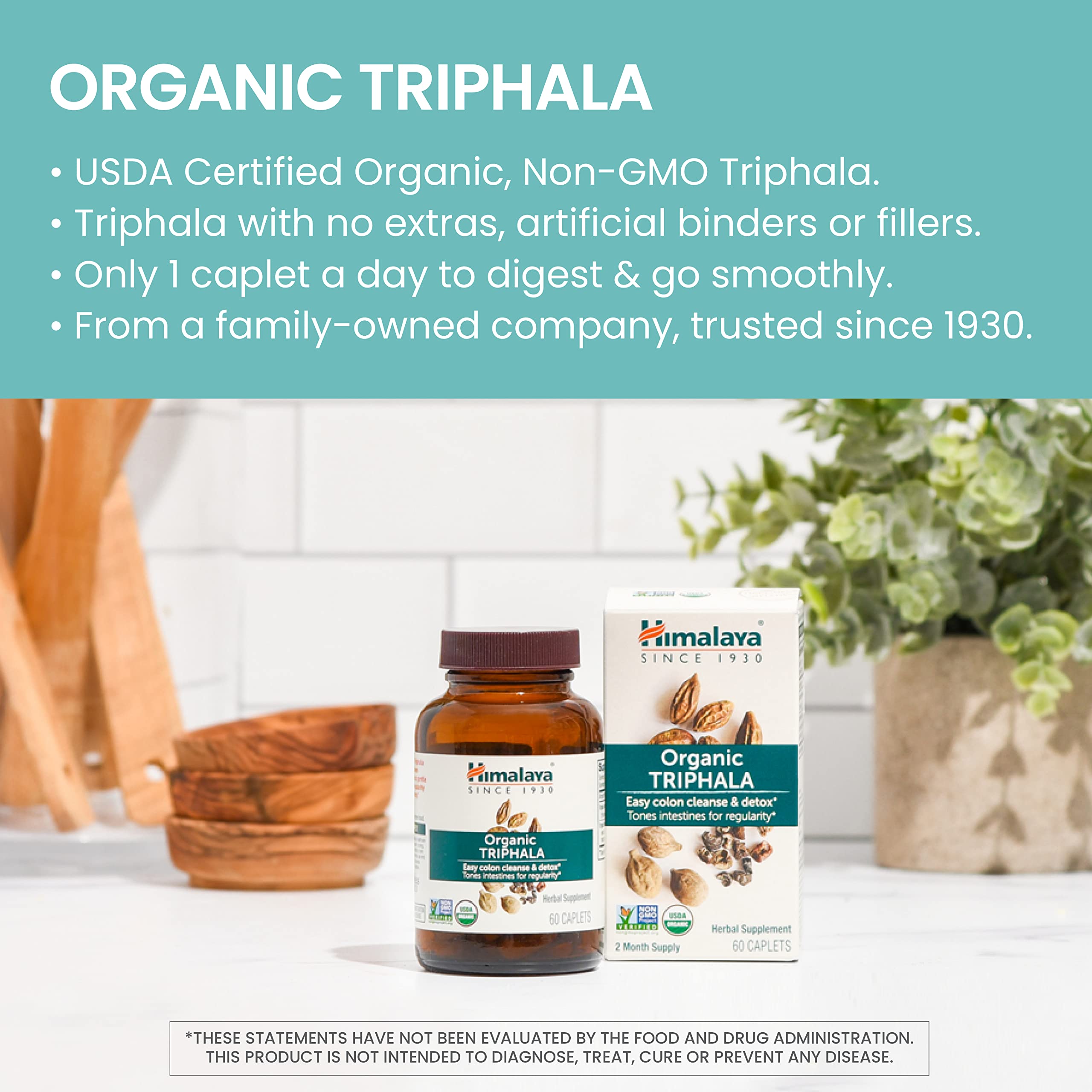 Himalaya close-up de una cápsula Triphala que destaca textura y pureza