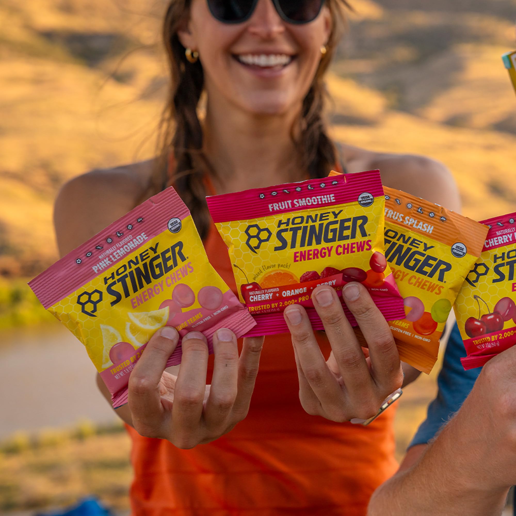 Honey Stinger en ambiente ciclista al aire libre mostrando uso en pedaladas largas