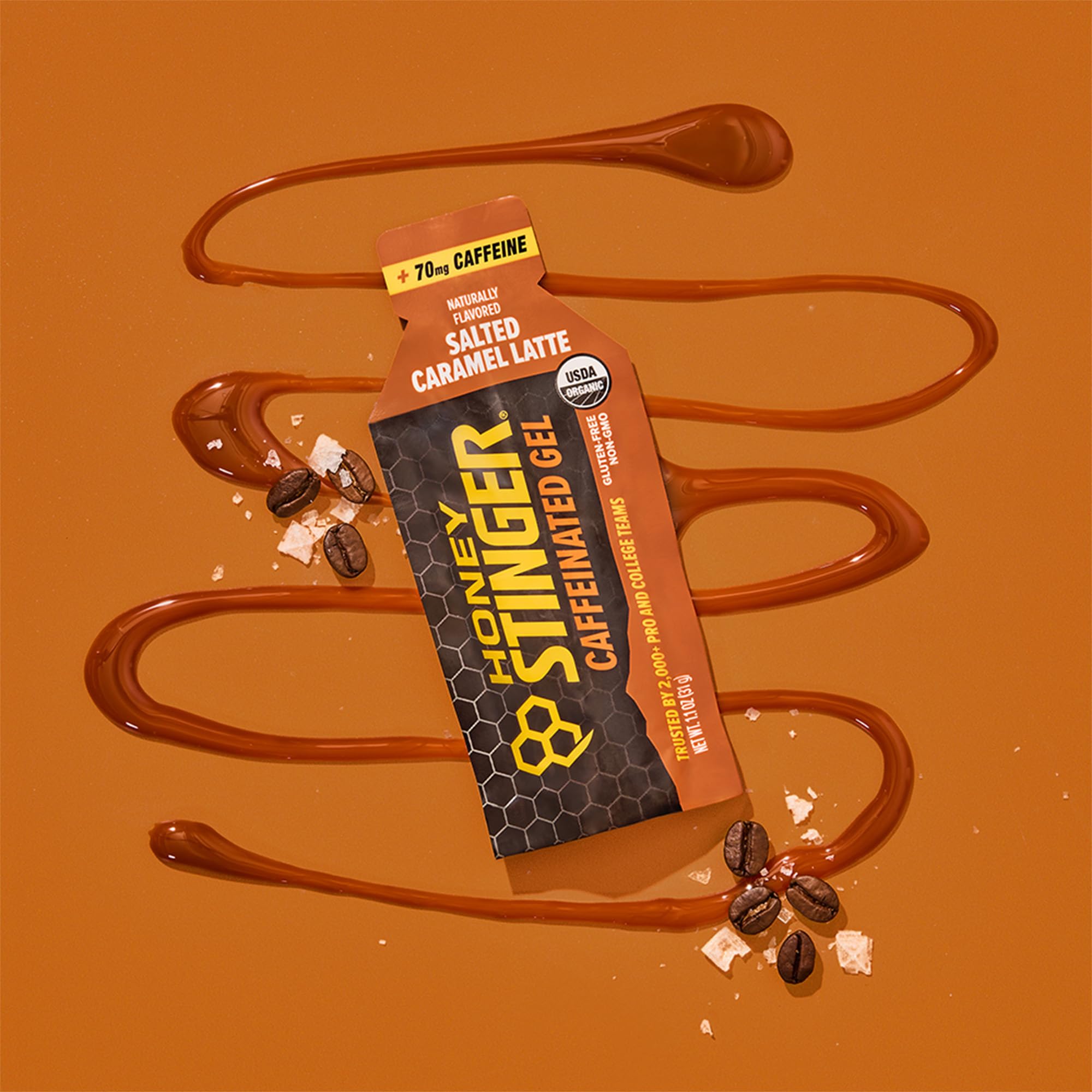 Honey Stinger gel junto a una botella para comparar tamaño práctico