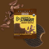 Honey Stinger waffle en mano para comparar tamaño y portabilidad