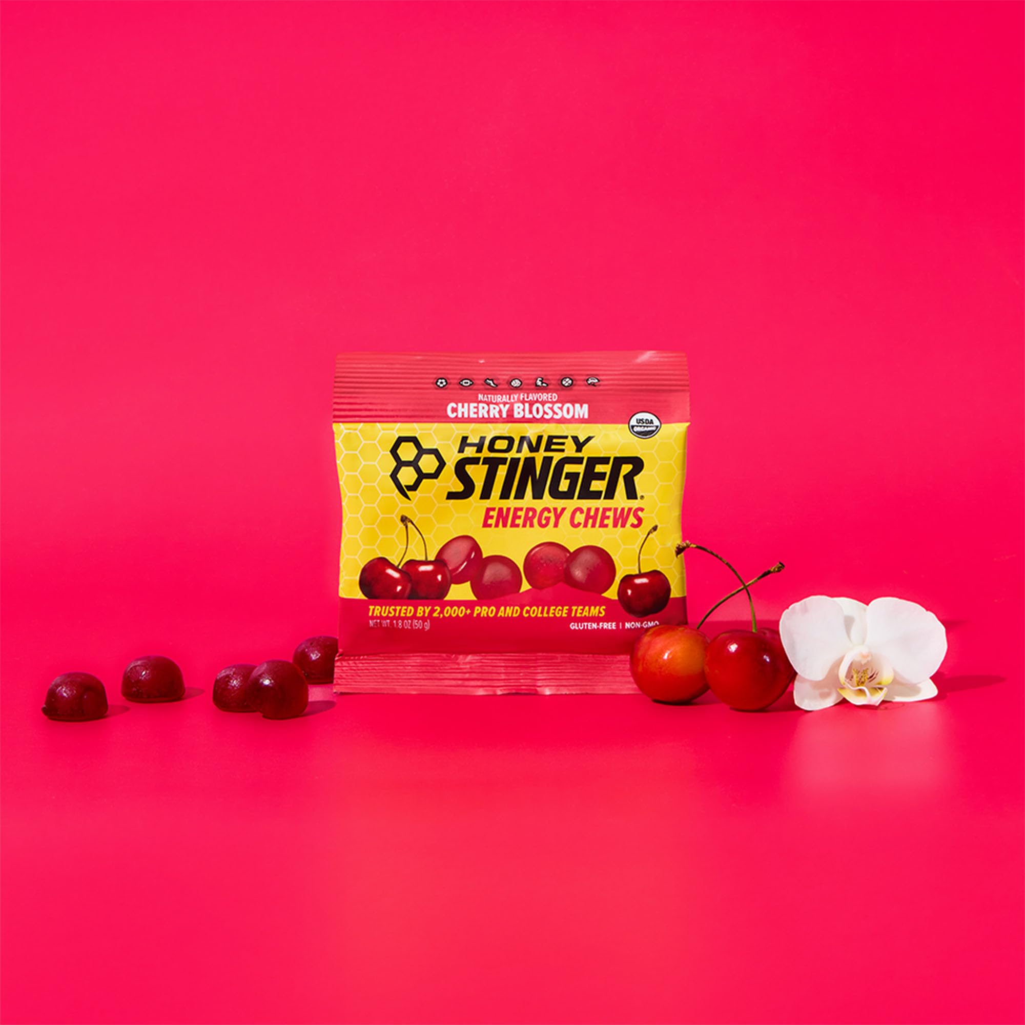Honey Stinger deportista tomando una chew en una carrera para energía rápida
