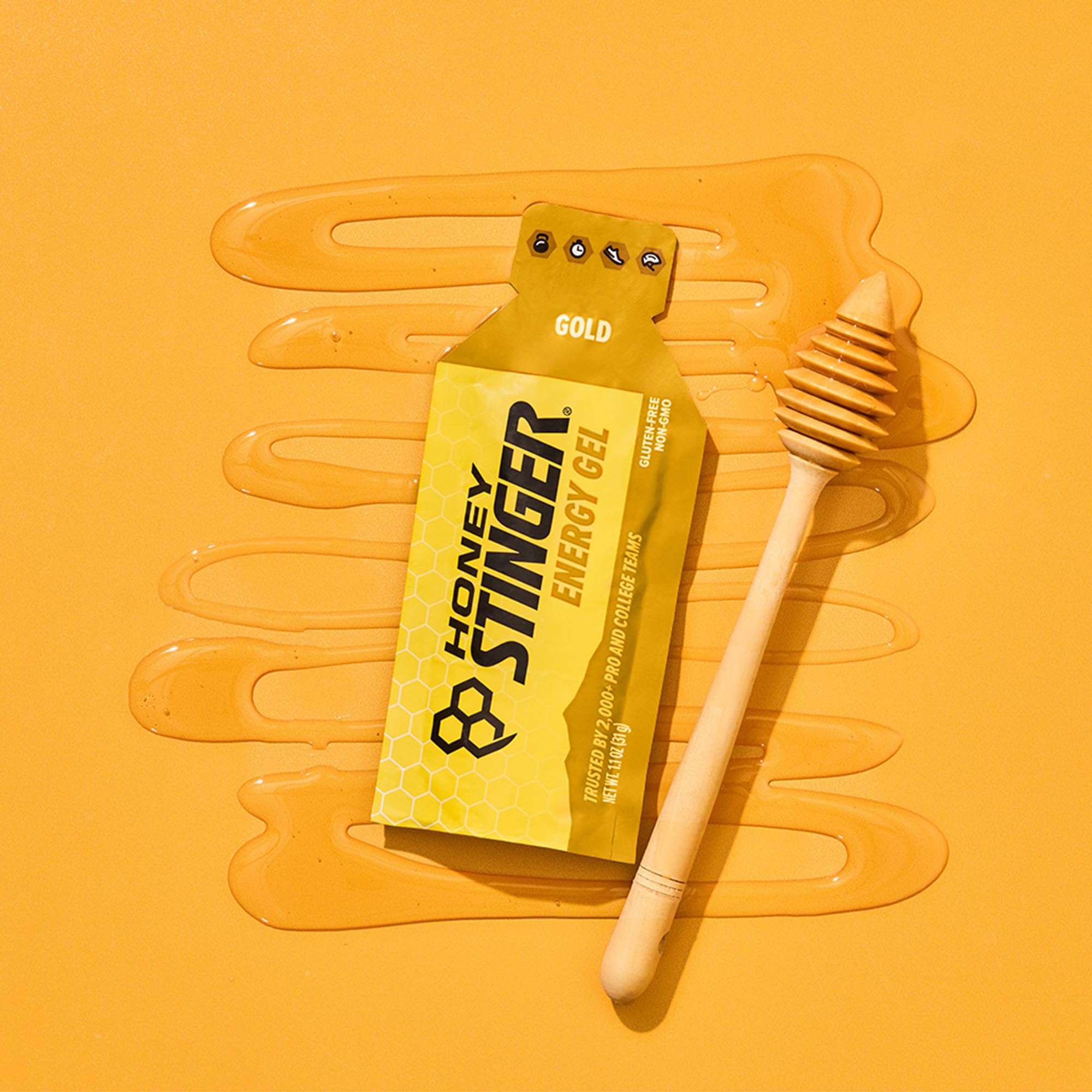 Honey Stinger gel junto a zapatilla para mostrar tamaño práctico para corredores