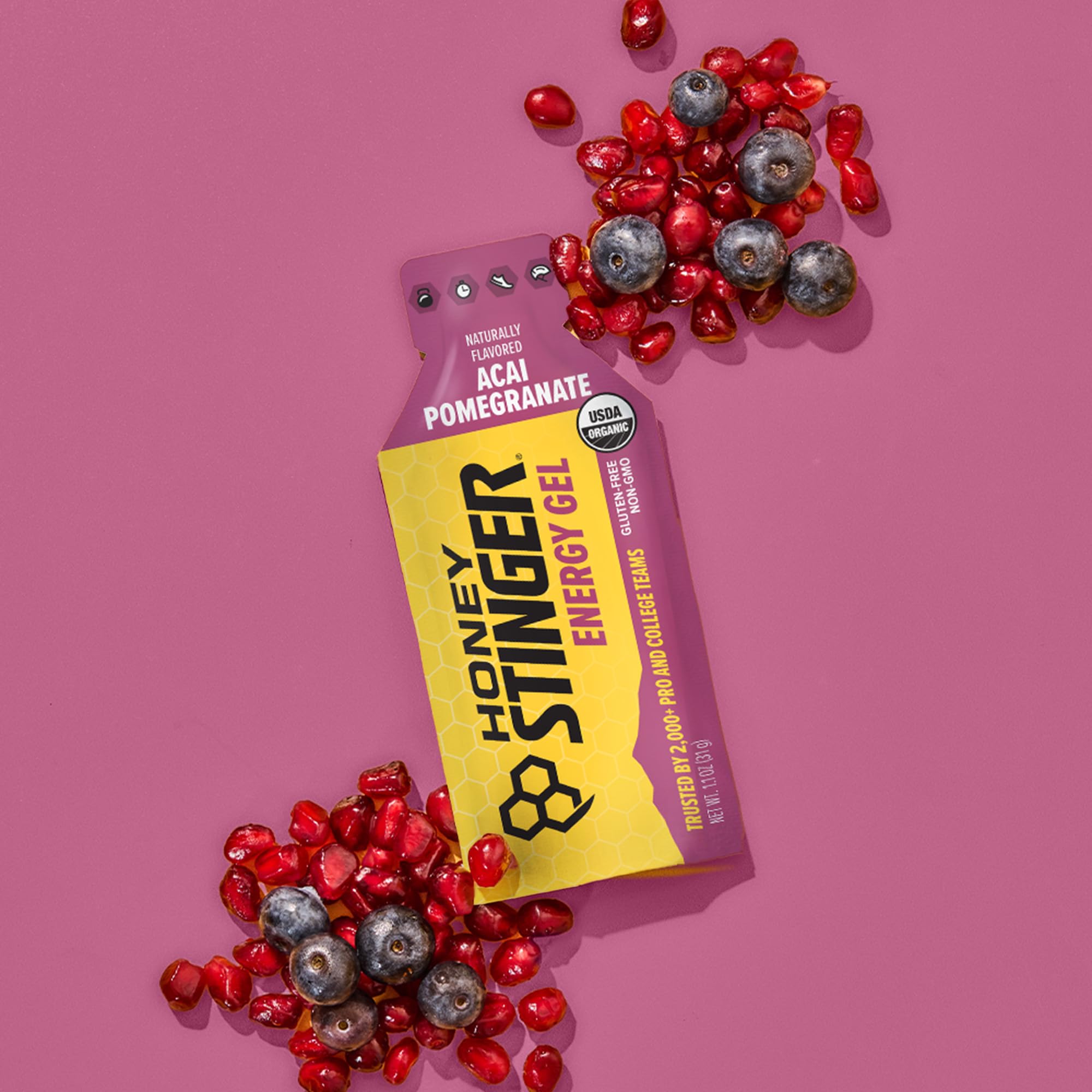 Honey Stinger gel en mano para comparar tamaño y portabilidad