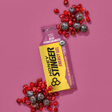 Honey Stinger gel en mano para comparar tamaño y portabilidad