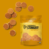 Honey Stinger mini waffles en un bol junto a ropa de gimnasio lista para entreno
