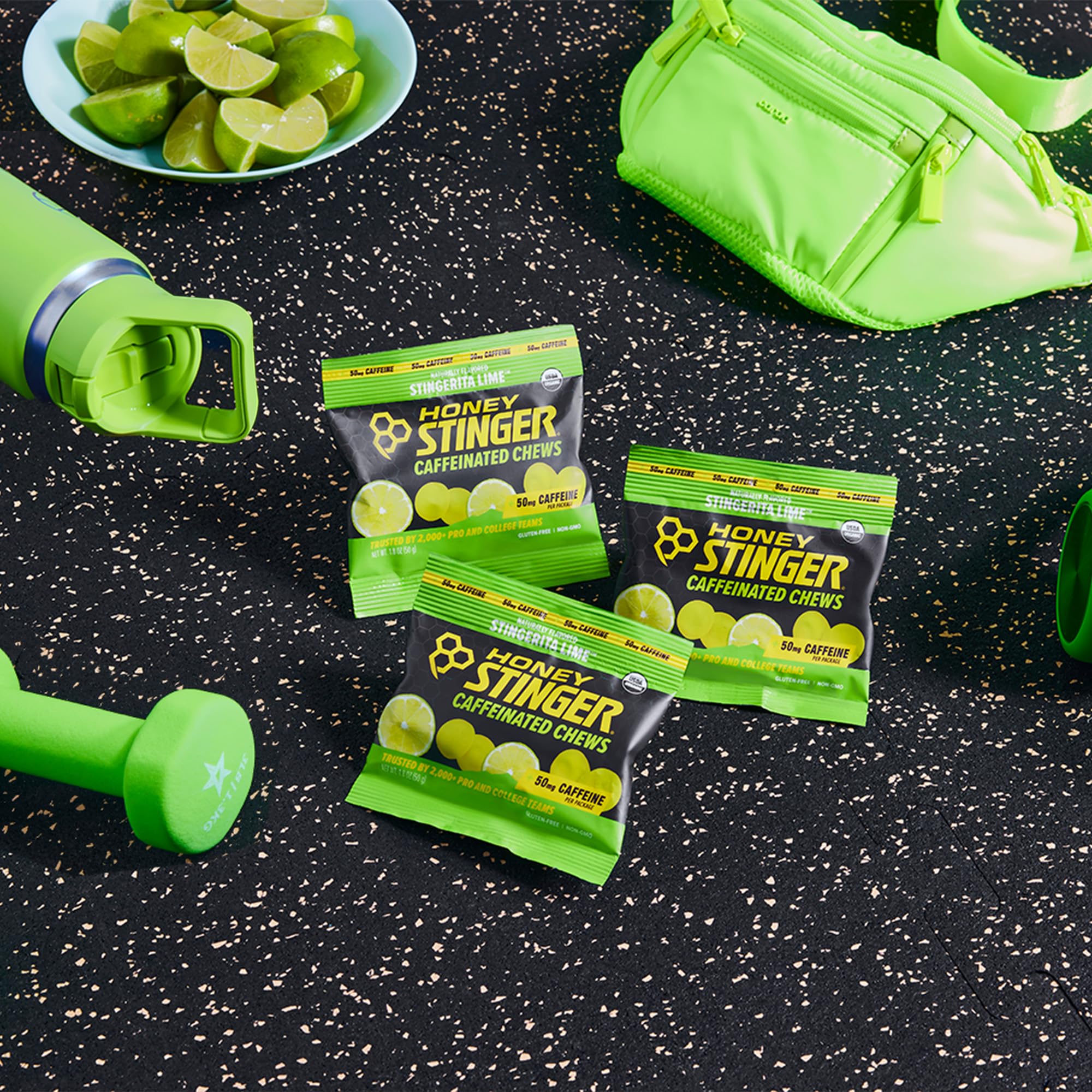 Honey Stinger atleta corriendo con las gomitas para reabastecimiento rápido
