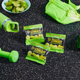 Honey Stinger atleta corriendo con las gomitas para reabastecimiento rápido