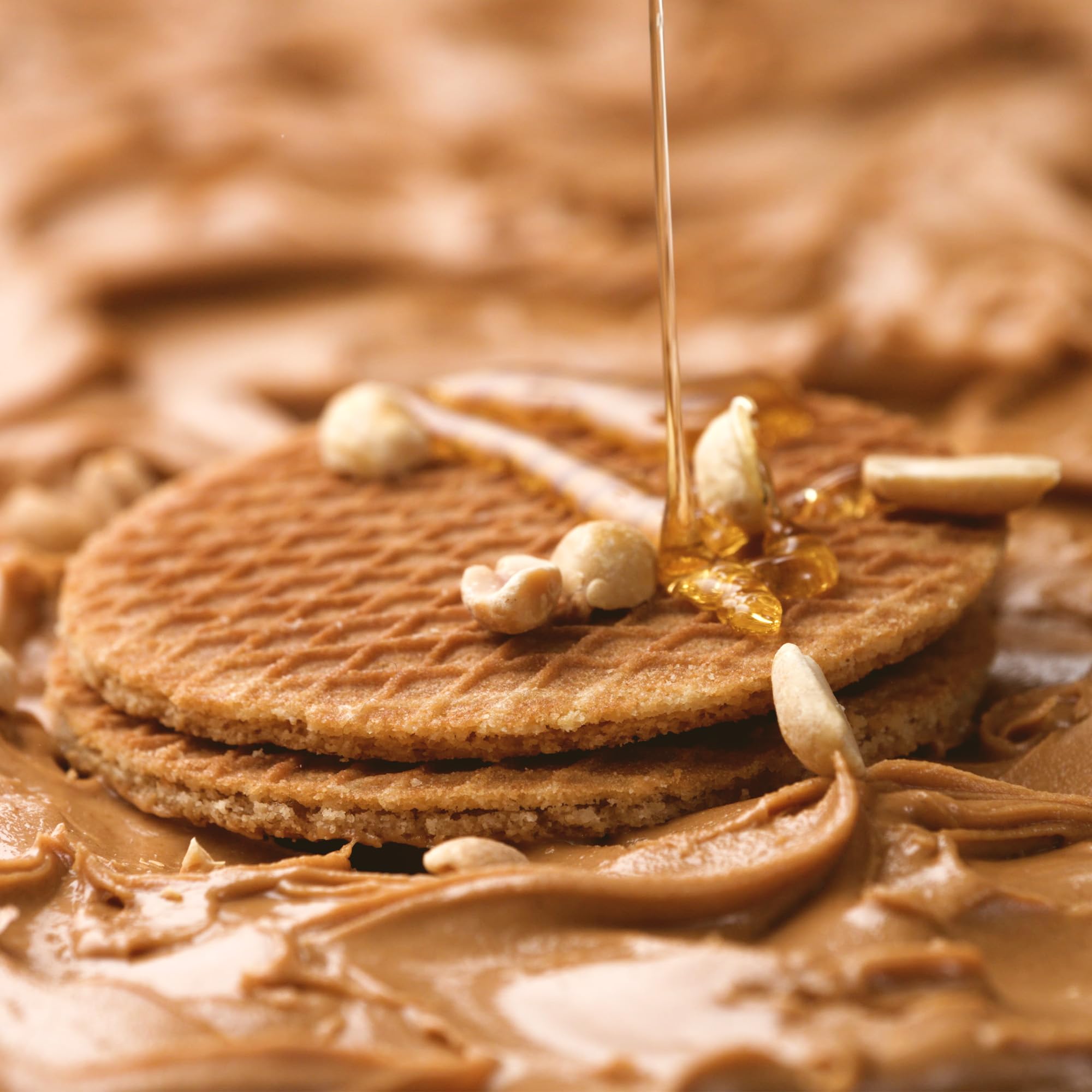Honey Stinger waffle sostenido en mano para apreciar tamaño y porción