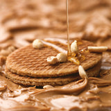 Honey Stinger waffle sostenido en mano para apreciar tamaño y porción