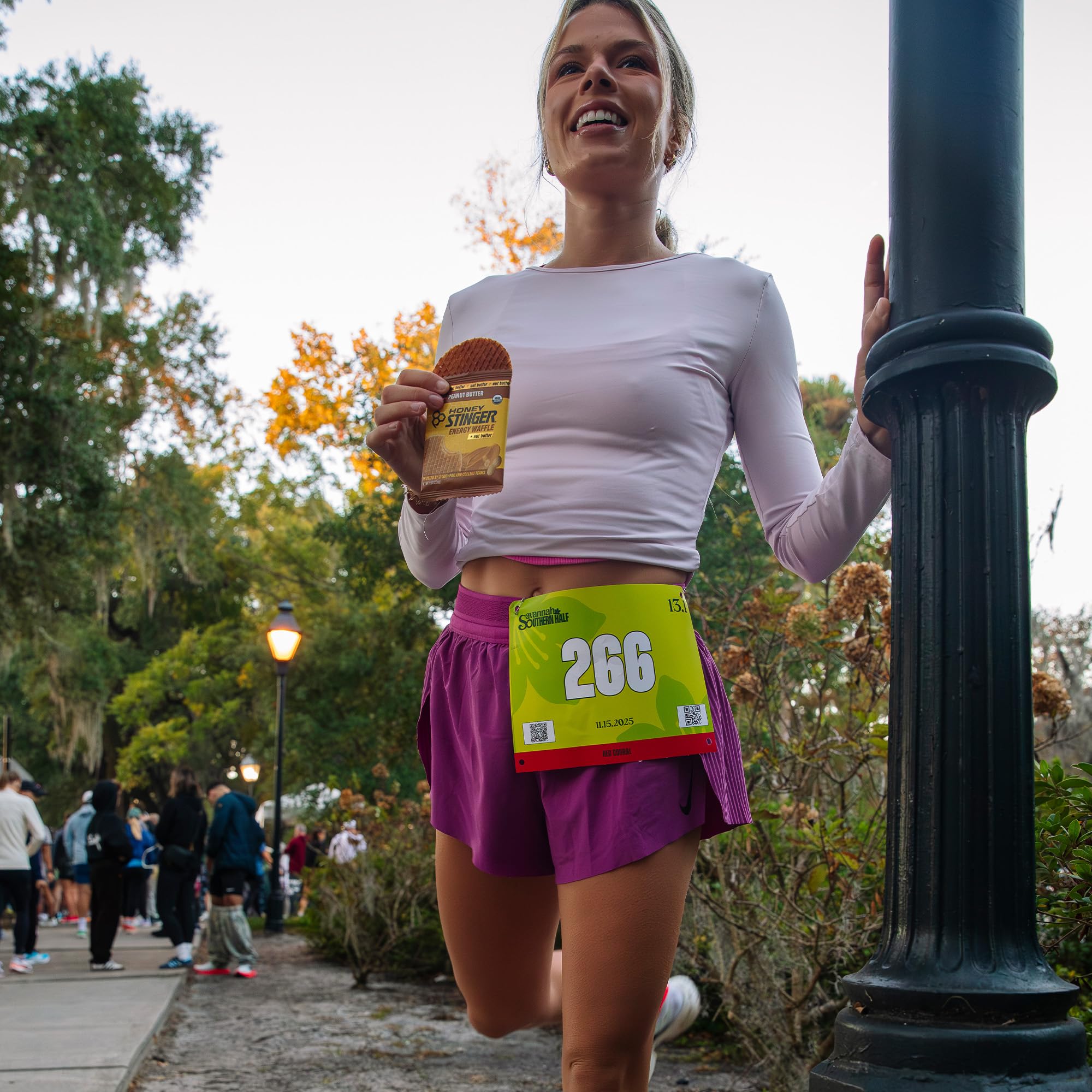 Honey Stinger atleta corriendo con waffle como snack energético portátil