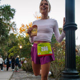 Honey Stinger atleta corriendo con waffle como snack energético portátil
