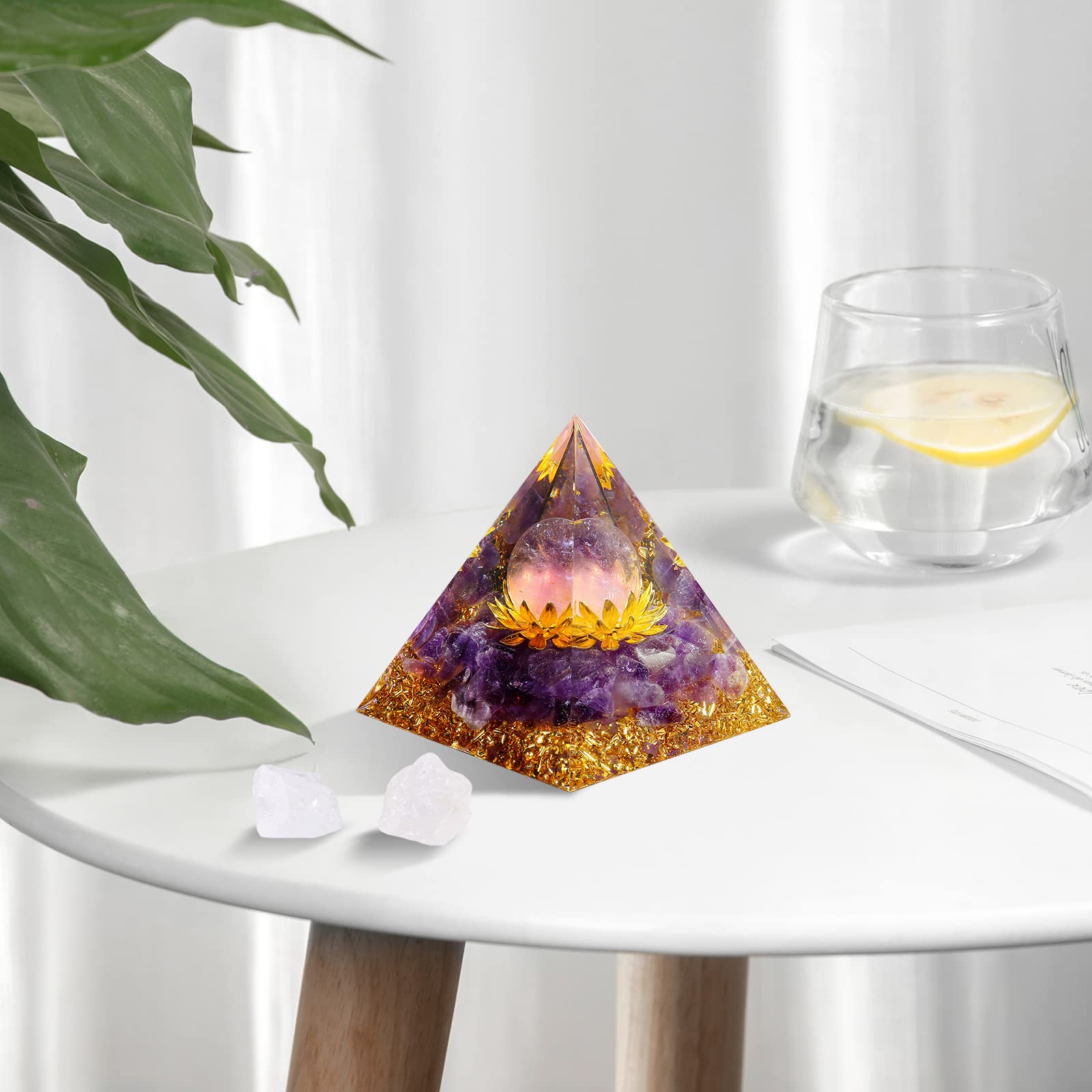 Hopeseed pirámide sobre mesa con objetos cotidianos para mostrar escala real