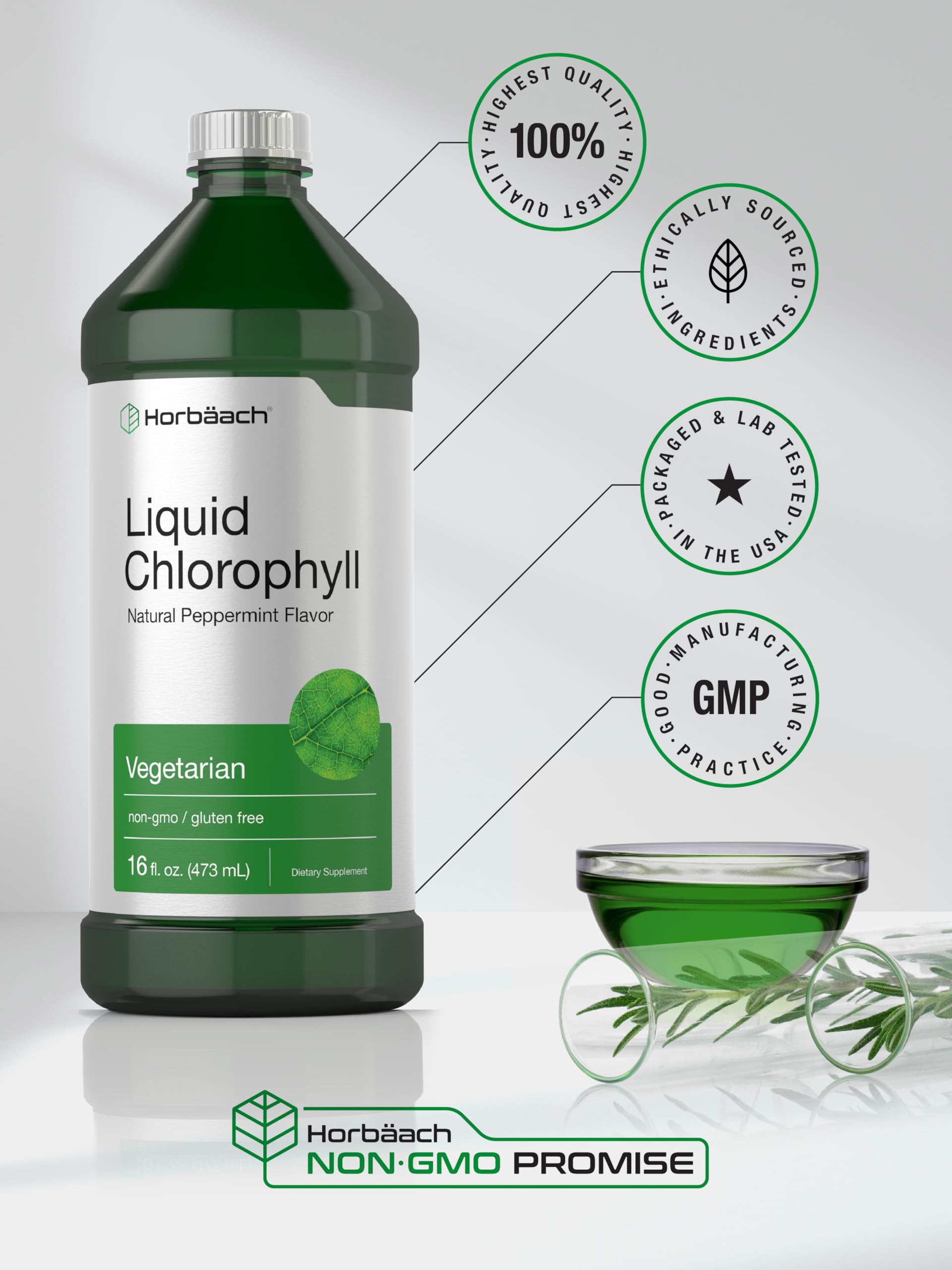 Horbäach clorofila en vaso mezclada con agua lista para consumo
