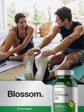 Horbäach persona tomando cápsula con vaso, suplemento fácil