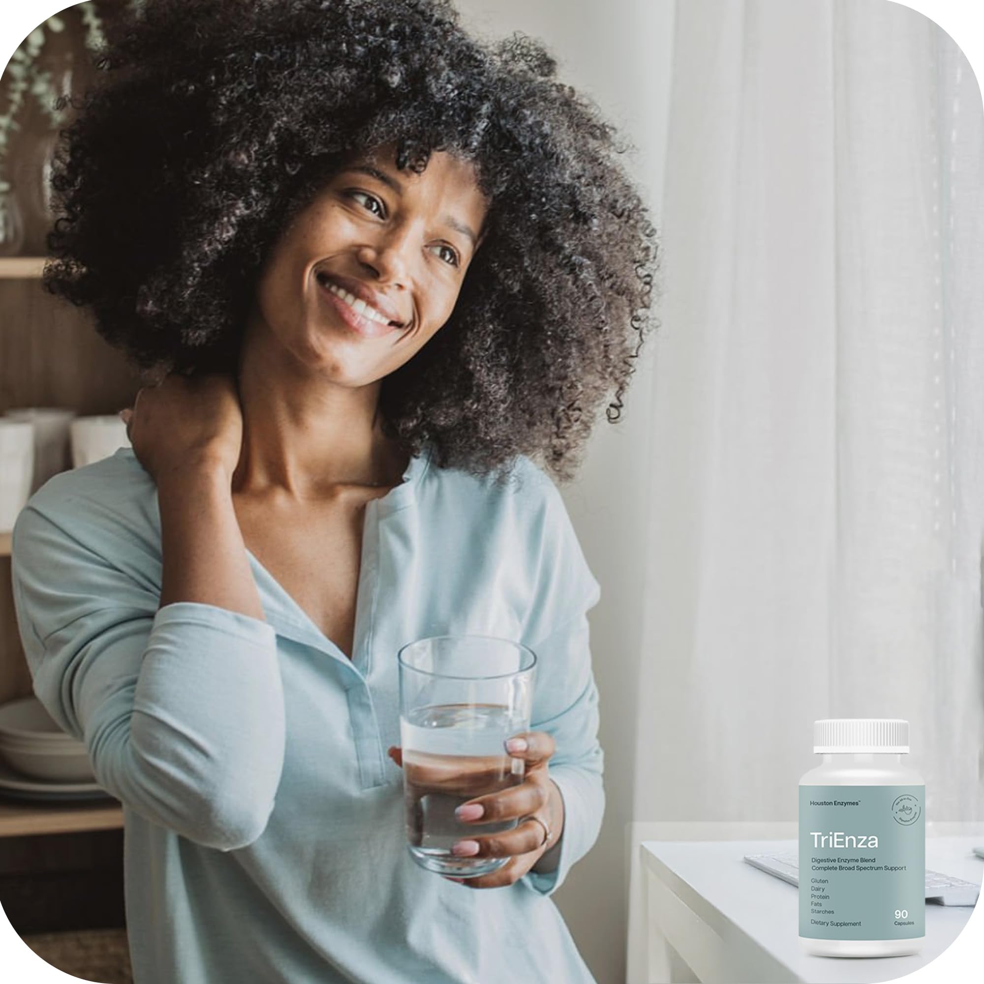Houston Enzymes persona tomando tableta en ambiente diario, conveniencia y alivio
