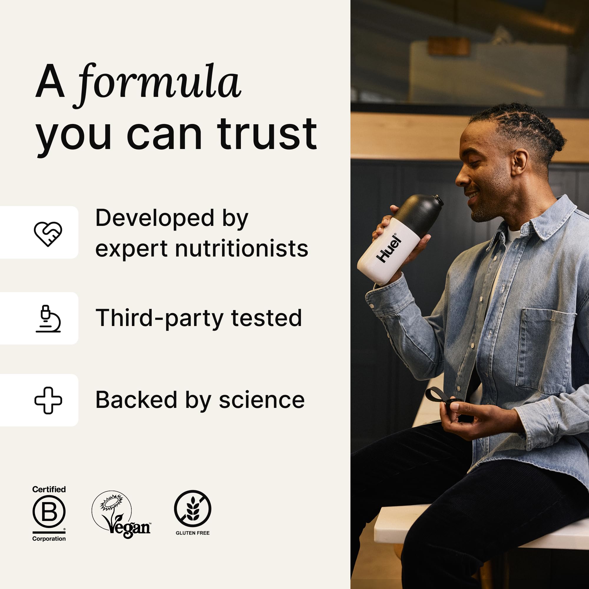 Huel Black Edition envase comparado junto a una botella para mostrar tamaño y raciones