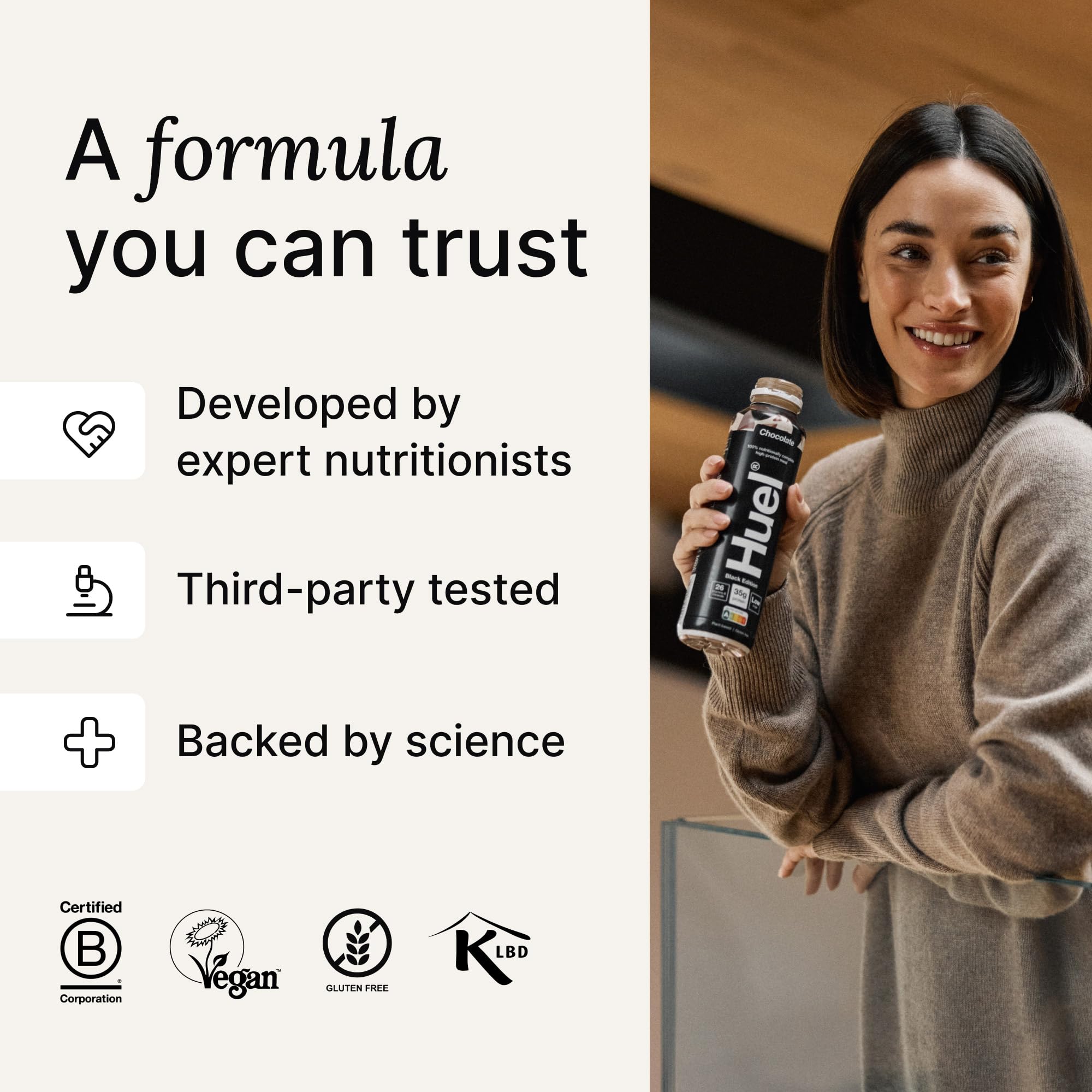 Huel botella en escritorio de oficina como alternativa nutritiva