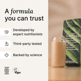 Primer plano de ingredientes supergreens y adaptógenos en Huel Chocolate, enfoque nutritivo