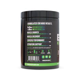 Huge Supplements atleta en gimnasio con bebida para recuperación activa