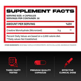 Primer plano de cápsulas de Huge Supplements, textura lisa para fácil ingestión