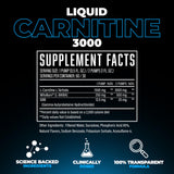 Huge Supplements persona añadiendo el líquido antes del entrenamiento para energía rápida
