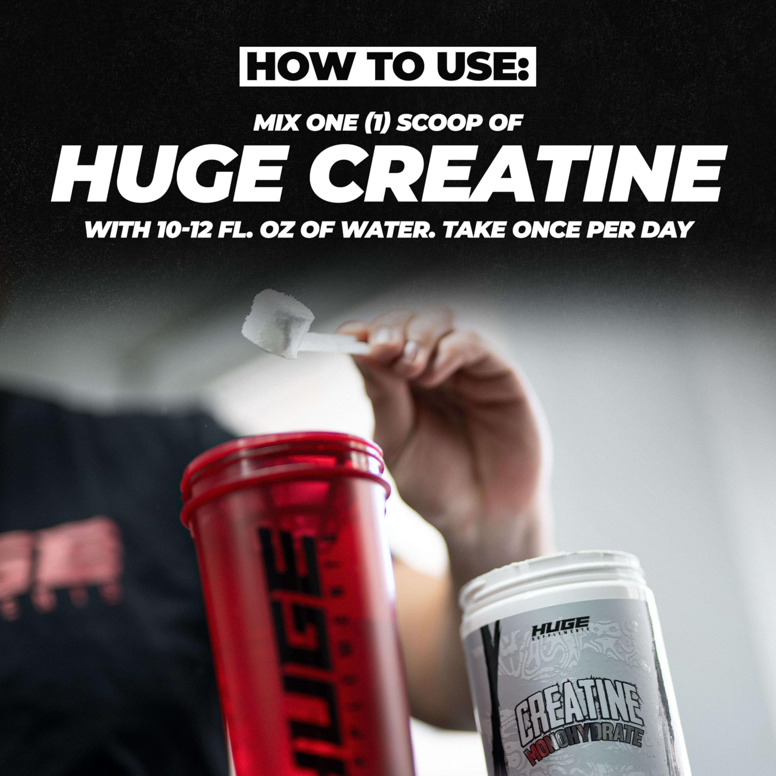Paquete de 500 g de Huge Supplements junto a una balanza, control exacto de porciones