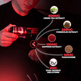 Persona tomando Huge Supplements antes de dormir para mejorar metabolismo nocturno