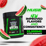 Cuchara con porción de Wrecked Huge Supplements para comparar tamaño