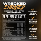Atleta mezclando Wrecked Enraged en botella en gimnasio para energía potente antes de entrenar