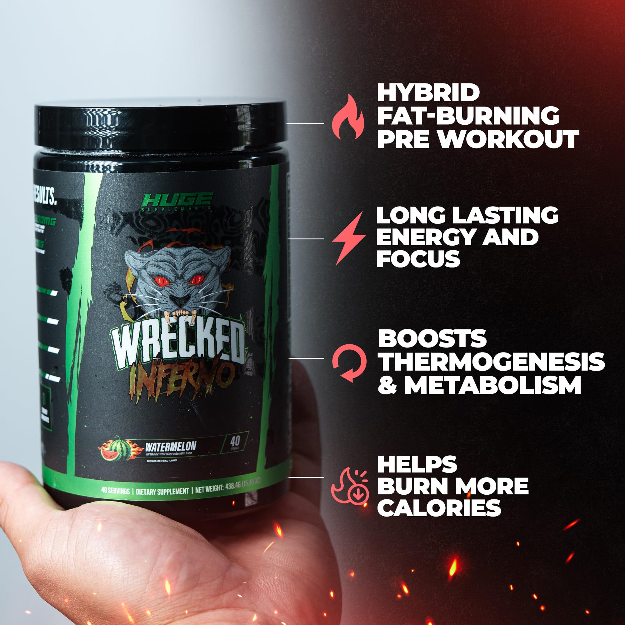 Vaso con bebida preparada Wrecked Inferno de Huge Supplements listo para entrenar