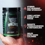 Vaso con bebida preparada Wrecked Inferno de Huge Supplements listo para entrenar