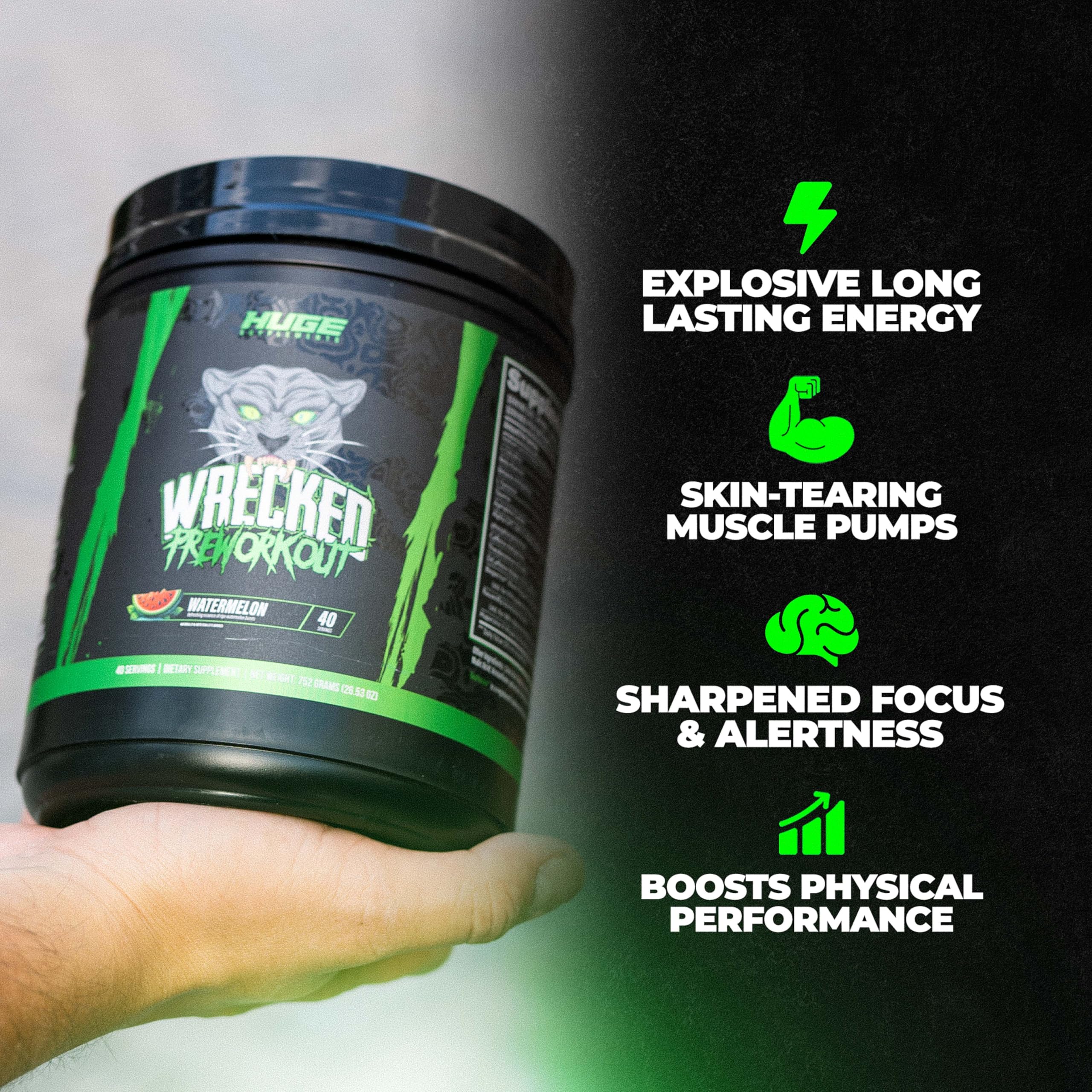 Vaso con Wrecked mezclado de Huge Supplements listo para consumir preentreno