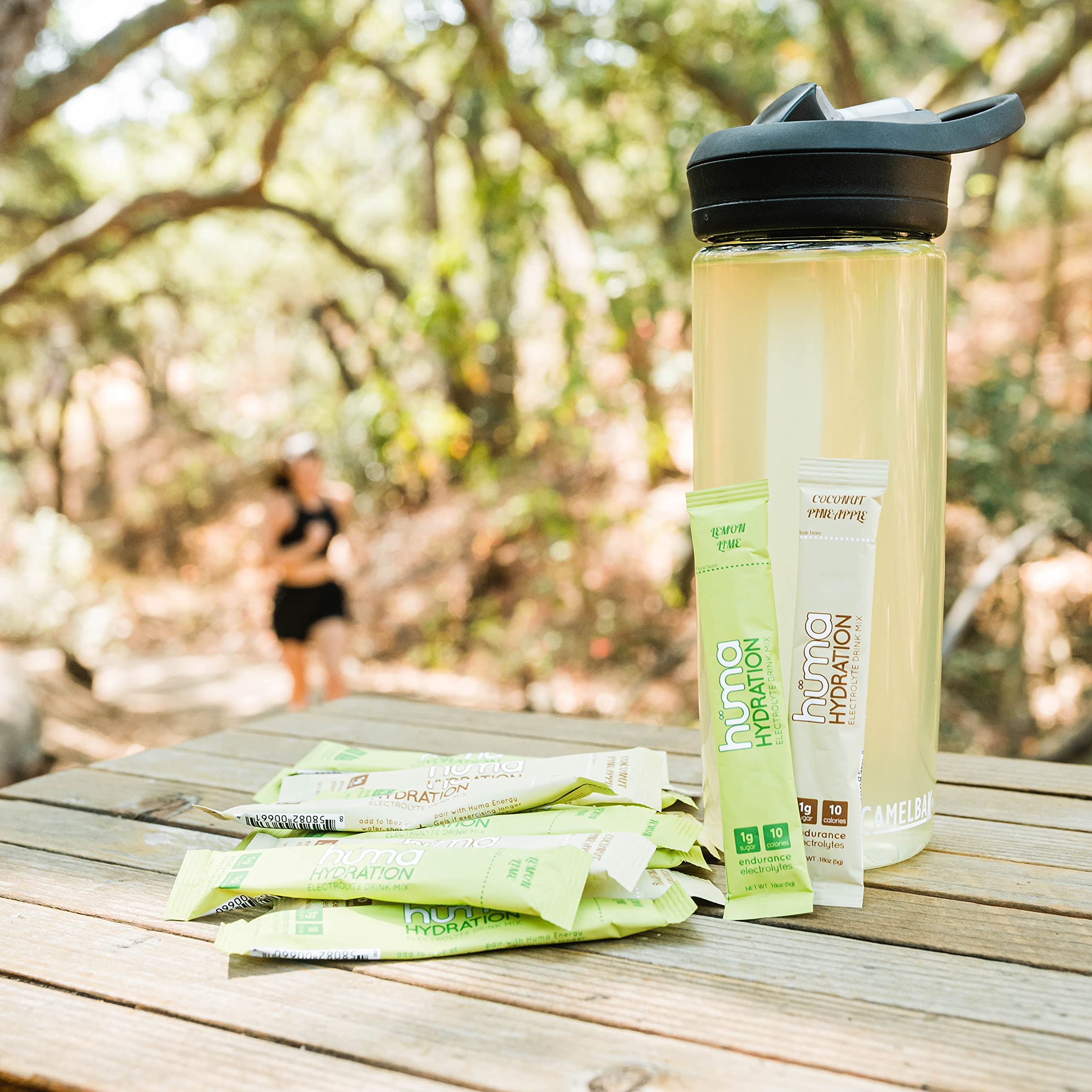 HÜMA CHIA ENERGY GEL atleta bebiendo en ruta beneficiándose de electrolitos naturales