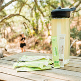 HÜMA CHIA ENERGY GEL atleta bebiendo en ruta beneficiándose de electrolitos naturales