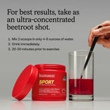HumanN SuperBeets atleta tomando el sobre antes de correr, apoyo a la resistencia sin cafeína
