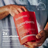 HumanN persona tomando masticable para apoyo diario al flujo sanguíneo