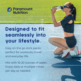 Hydralize en kit deportivo junto a botella en ambiente de entrenamiento intenso