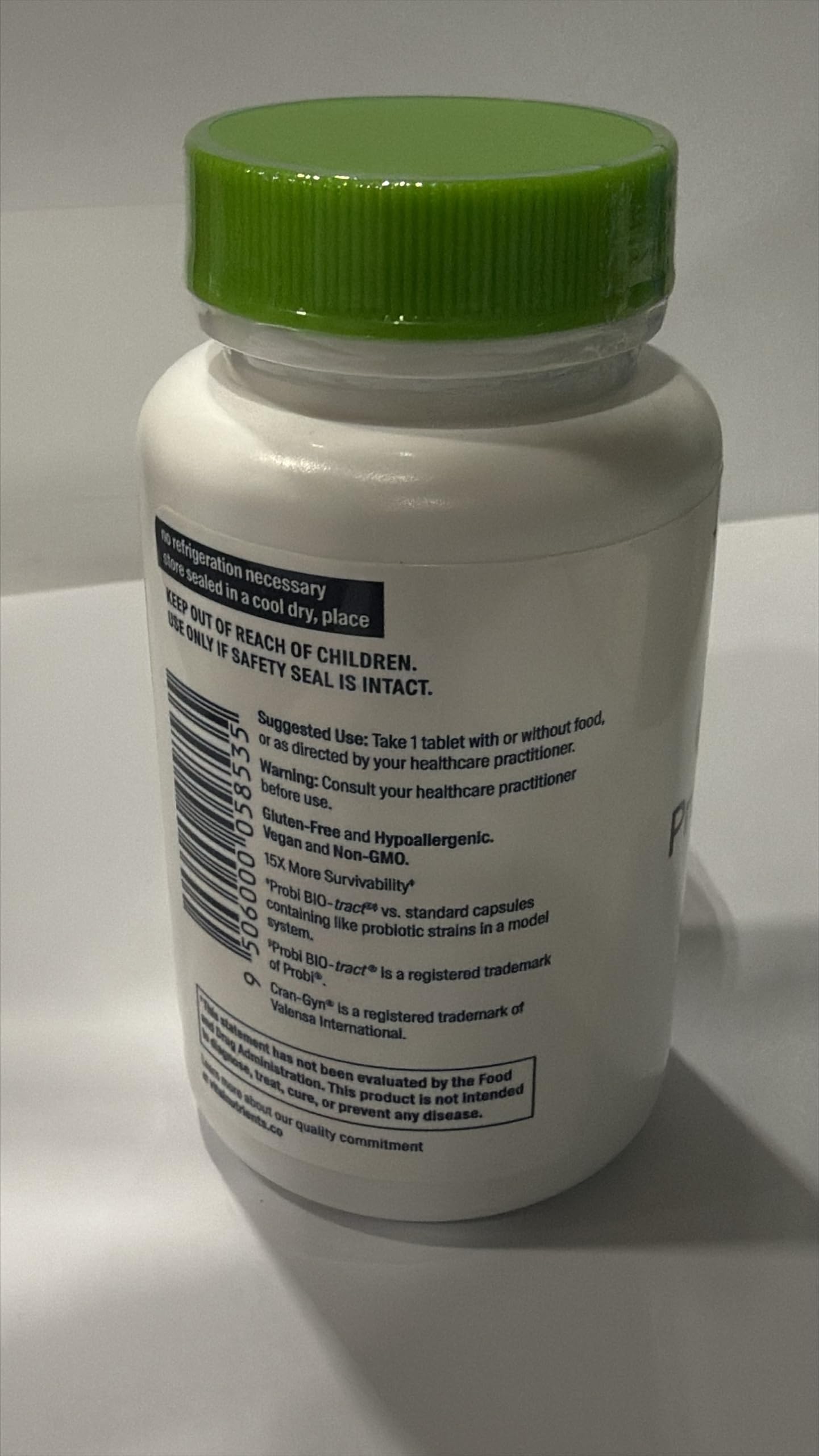 Escena lifestyle con Hyperbiotics en mueble de baño sin refrigeración