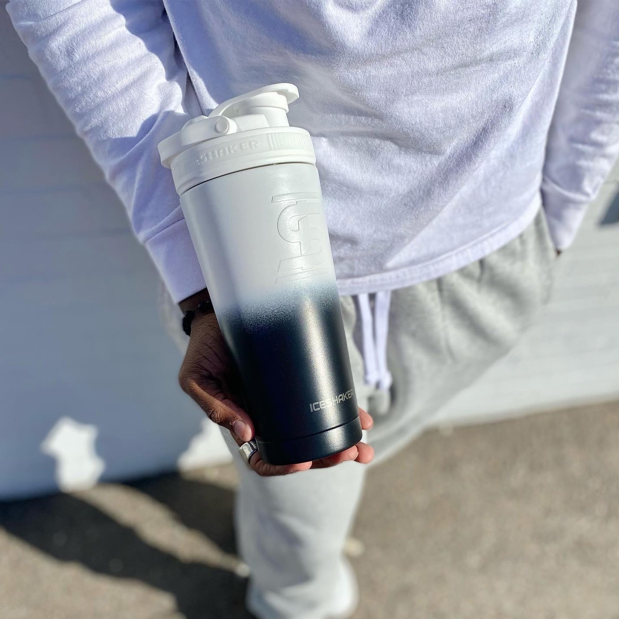 Ice Shaker comparación de tamaño en mano para referencia de capacidad