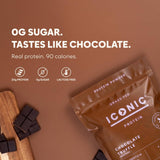 ICONIC primer plano de polvo con cacao, demostrando textura fina y mezcla fácil