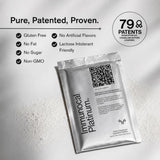 Persona mezclando Immunocal Platinum en un vaso para soporte celular diario