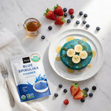 Incas by Asiya Life espolvoreando spirulina azul en un smoothie para color natural