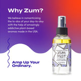 Indigo Wild Zum Mist junto a objetos para comparar el tamaño del frasco