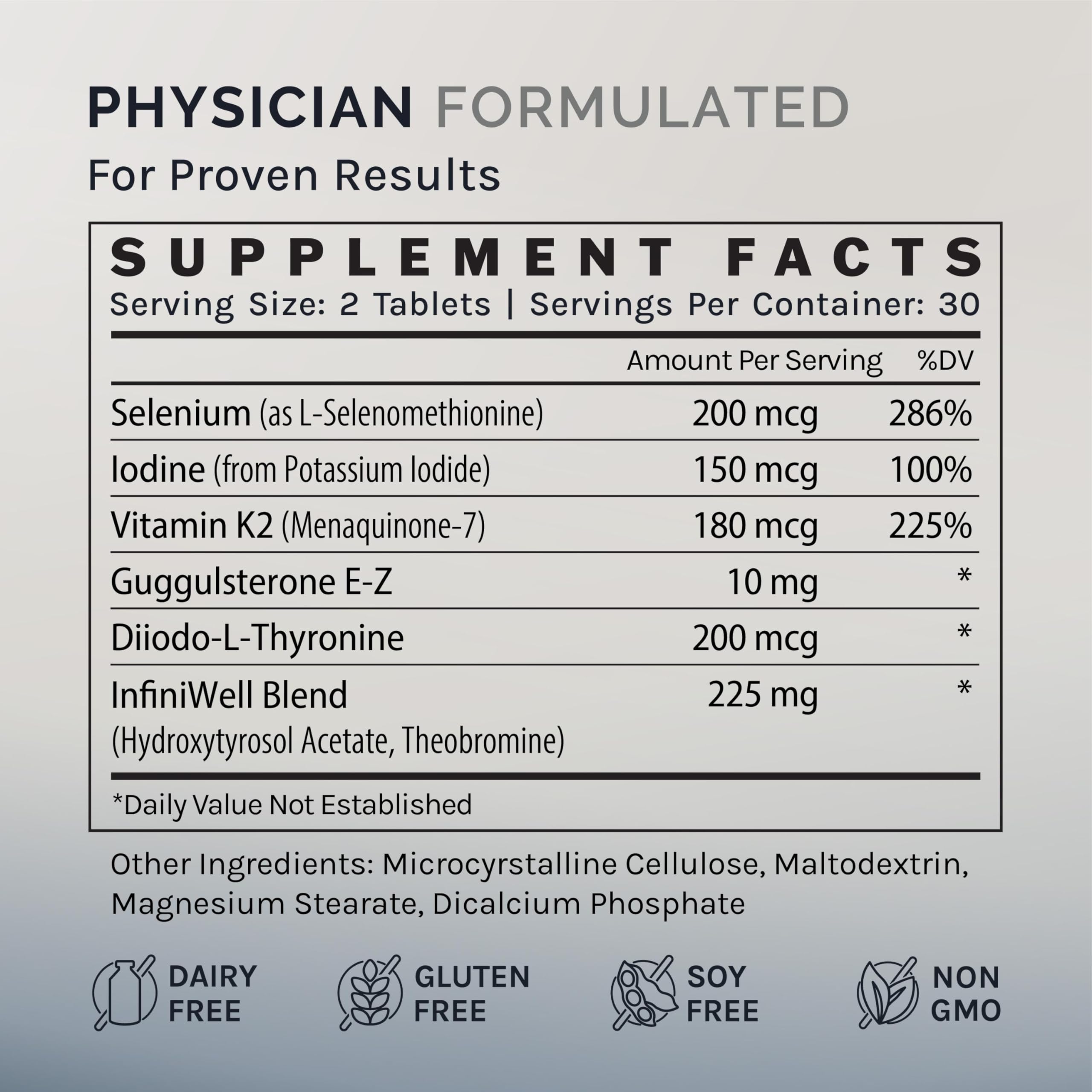 persona tomando InfiniWell Thyroid Support+ con agua para integración diaria