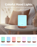 Difusor InnoGear en sala con luces LED encendidas, crea ambiente relajante y colorido