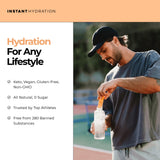 Instant Hydration en playa con atleta señalando rehidratación bajo calor